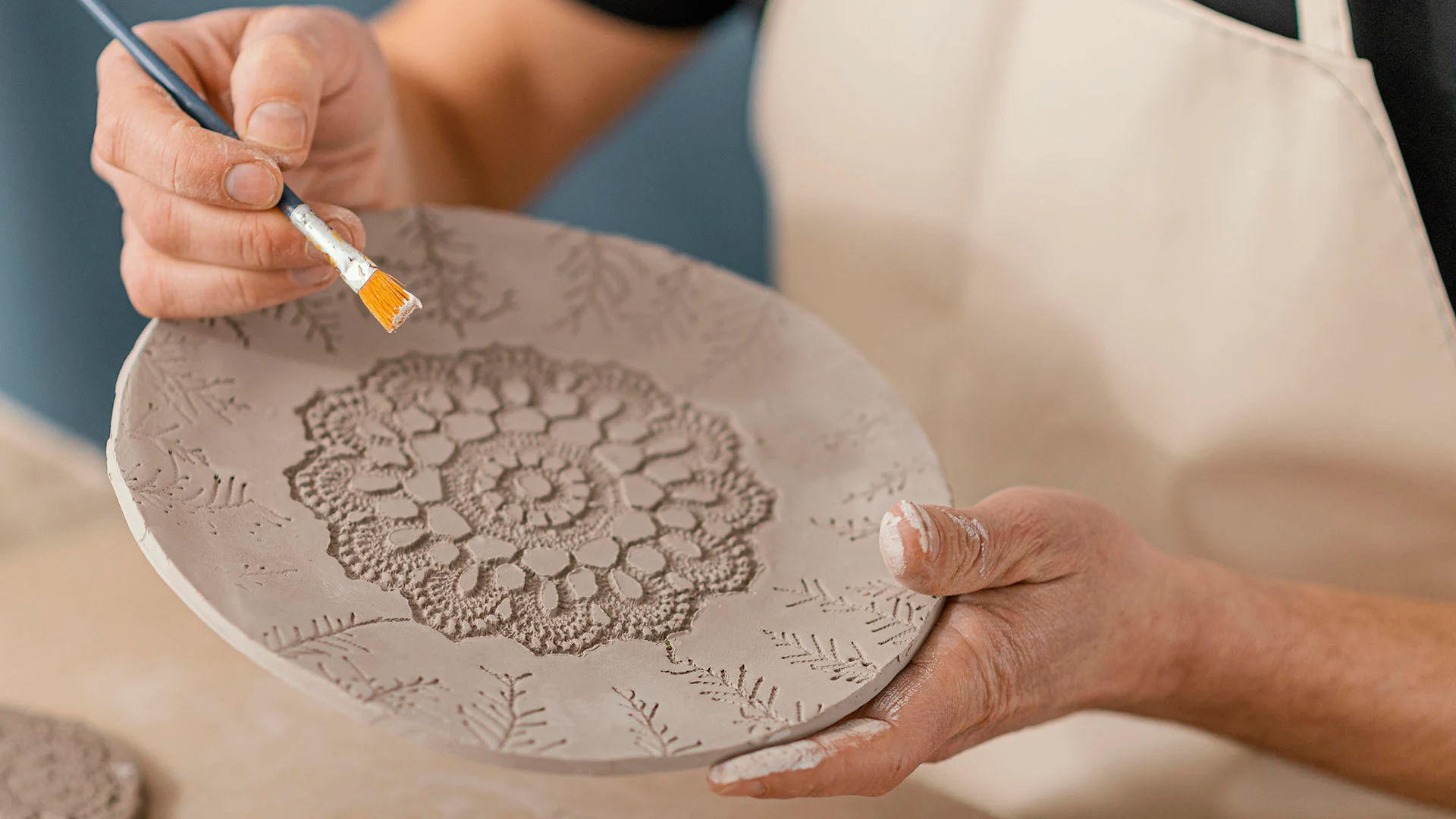 Persona treballant al torn de ceràmica